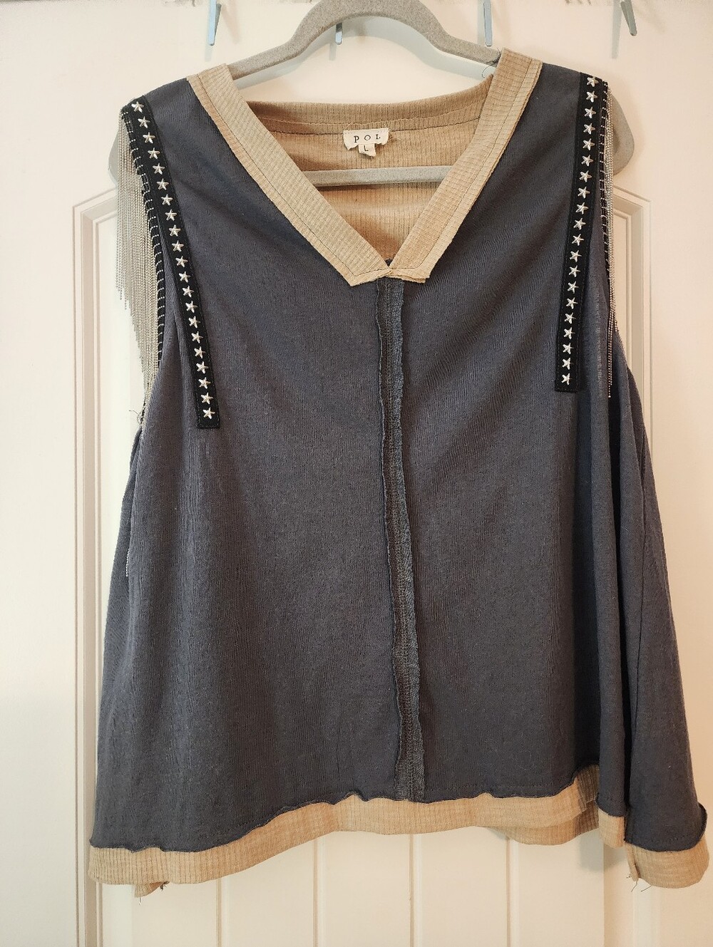 POL Tan & Gray Sleeveless V-Neck Women's Top Metallic Stars & Fringe Trim Large